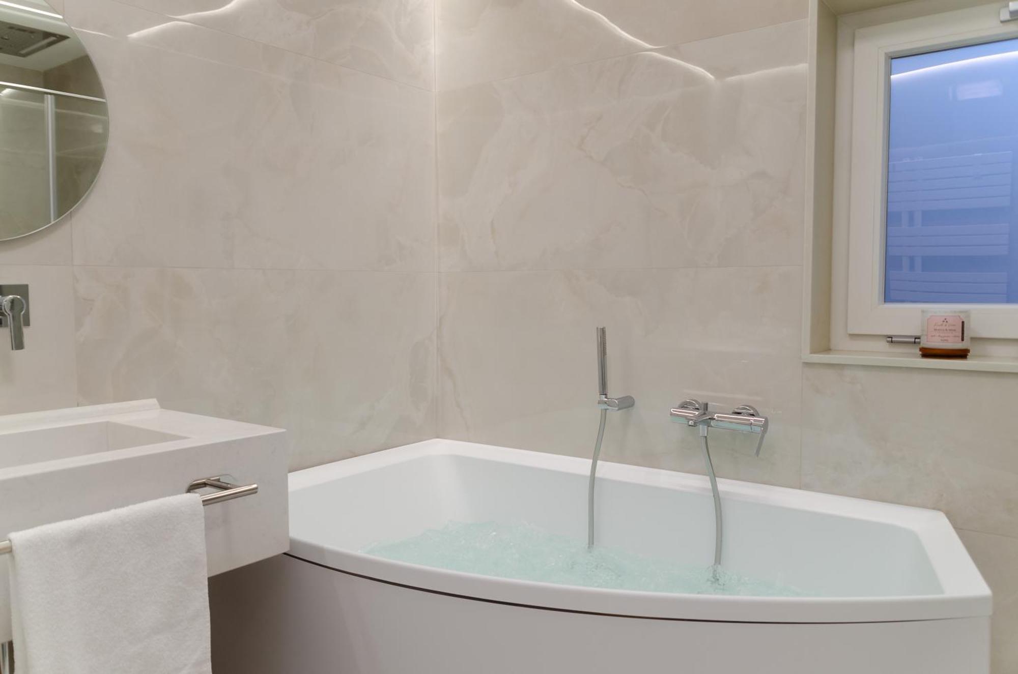 Apulialux - San Lorenzo Luxury Apartment Con Jacuzzi In Centro 브린디시 외부 사진
